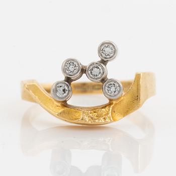 18K gold and brilliant cut diamond ring.