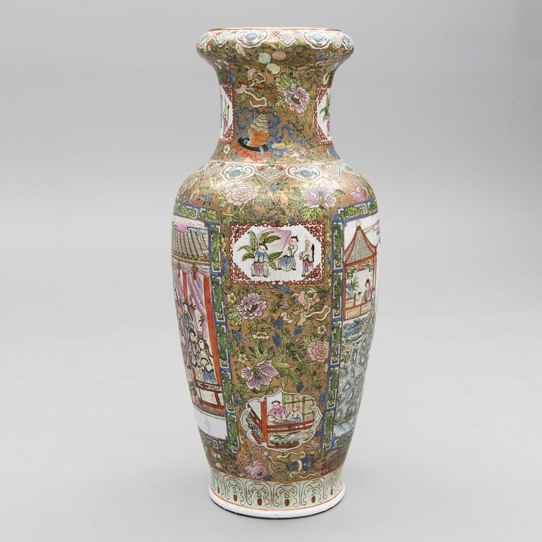 A LARGE URN, porcelain, China late 20th century.