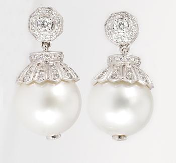 689. EARPENDANT, brilliant cut diamonds, 1.51 cts and cultured South sea pearls, app. 14,5-15,5 mm.