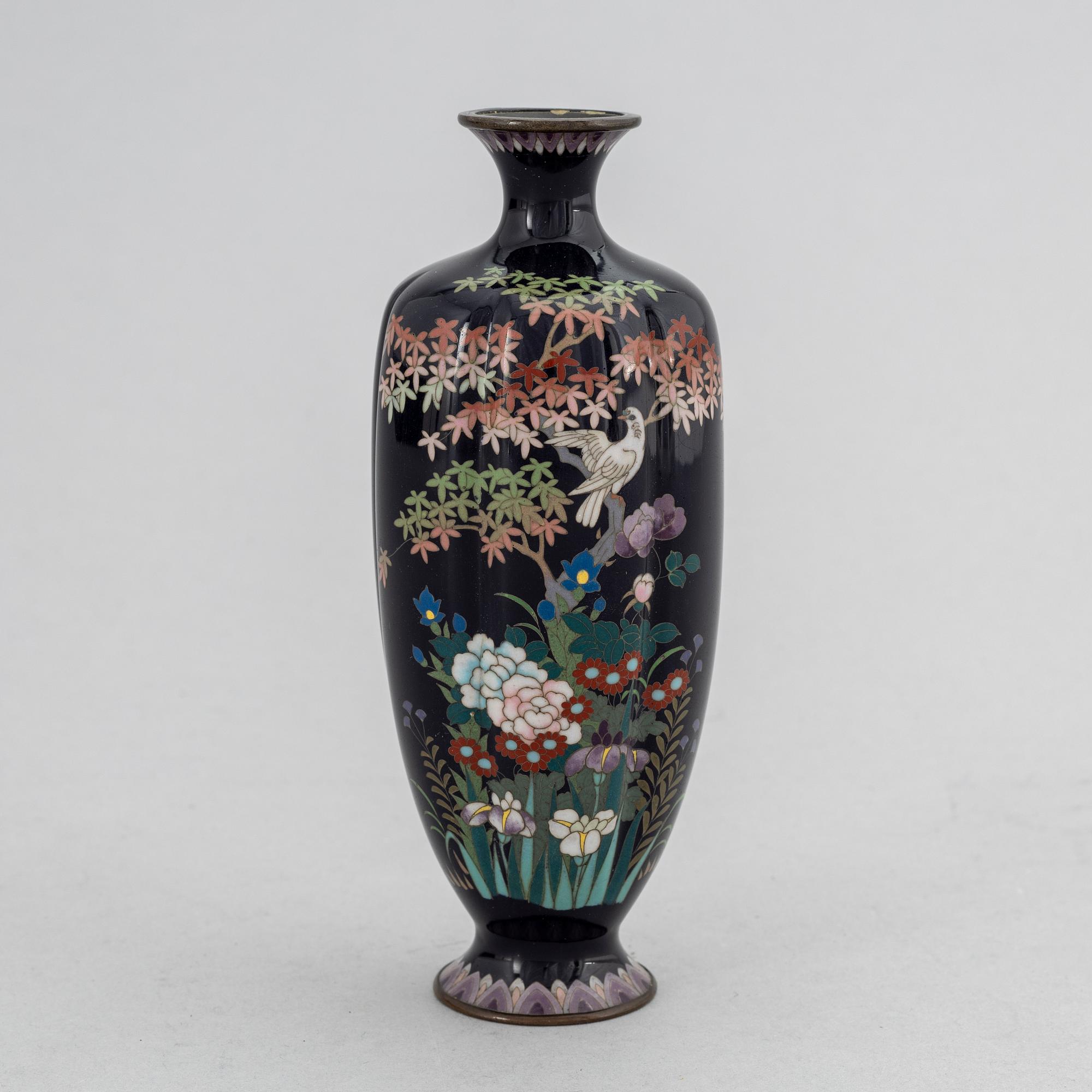 A Japanese cloisonné vase, Meiji period (1868-1912).