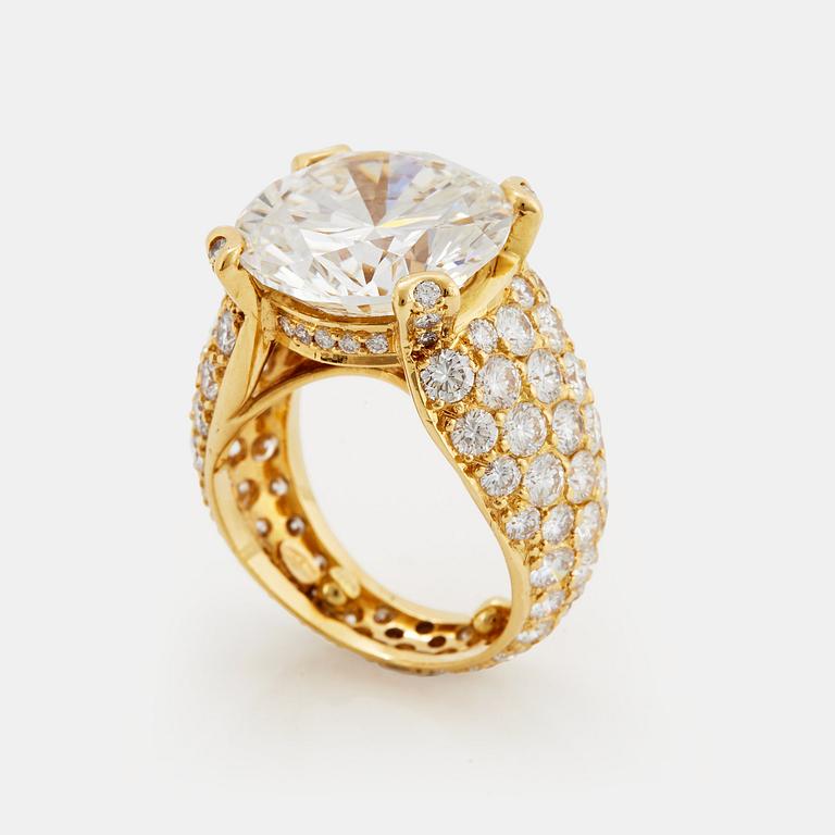 A ring in 18K gold set with a round brilliant-cut diamond 10.08 ct G vs2.