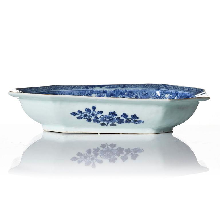 A pair of blue and white dishes Qianlong 1736-95.
