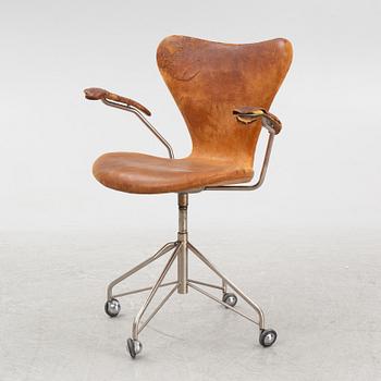 Arne Jacobsen, skrivbordsstol, "Sjuan", Fritz Hansen, Danmark.