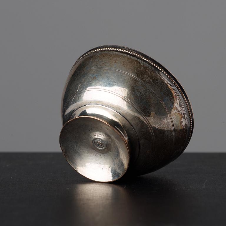 A late Gustavian tumbler and snuff-box, circa 1800.