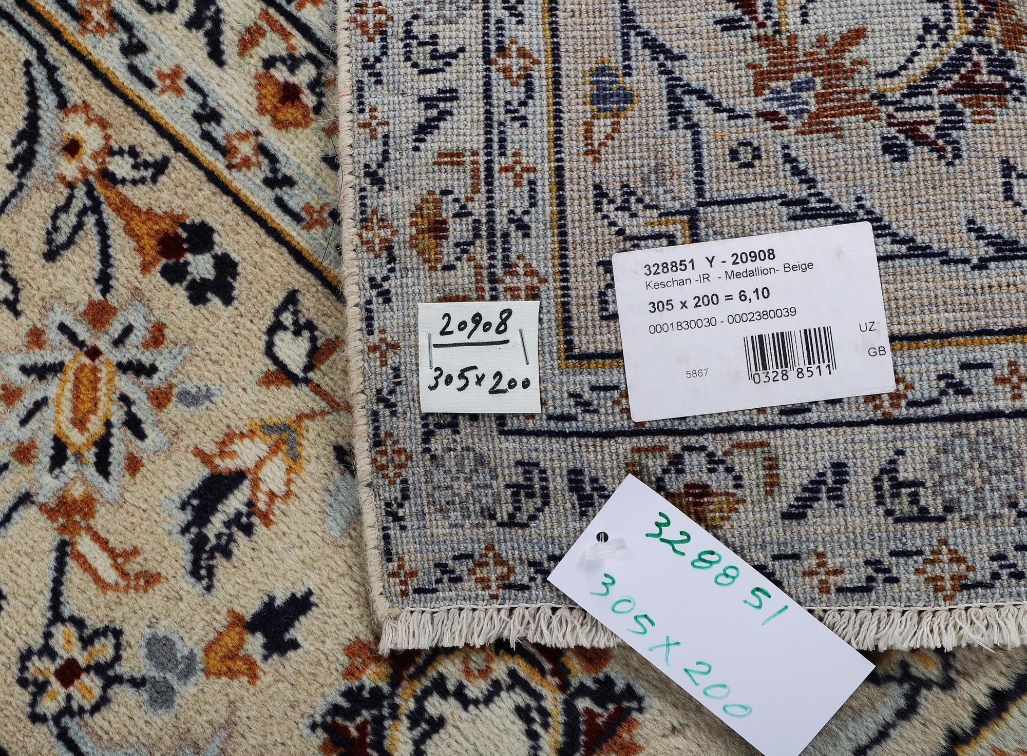 A Kashan carpet, c. 305 x 200 cm.