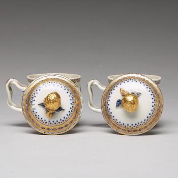 KOPPAR med LOCK, ett par, vapenporslin. Qingdynastin, Jiaqing (1796-1820).