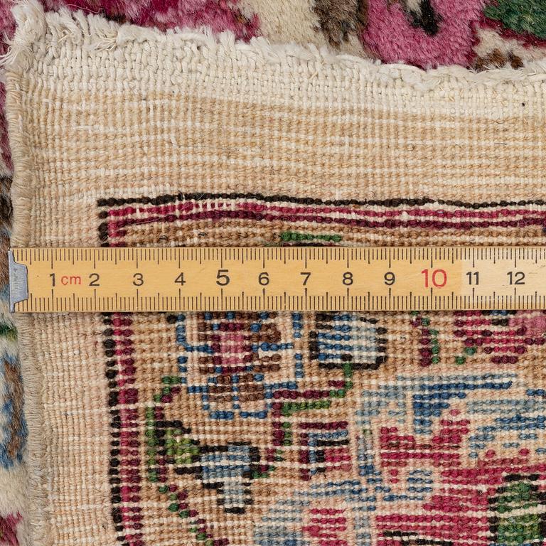 Matta, Kirman, ca 365 x 265 cm.