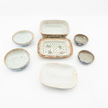 Askar, three pieces from the late Qing Dynasty, around 1900, porcelain.