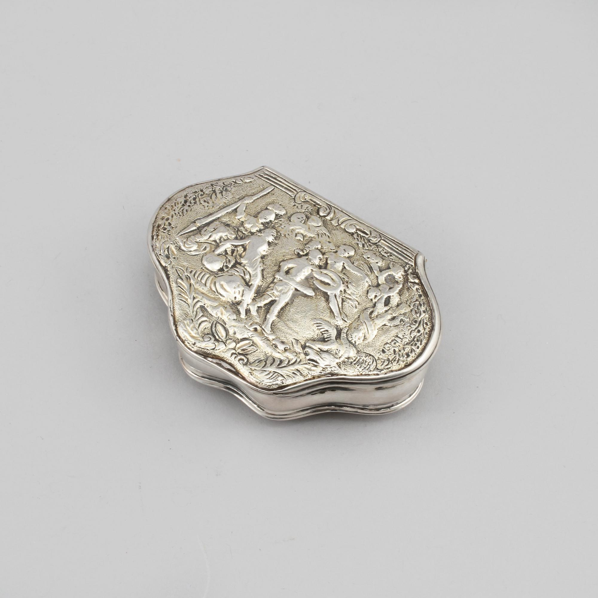 DOSA, silver, rokoko, omkring 1700-talets mitt, vikt 72 g.