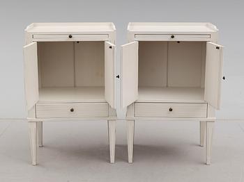 SÄNGBORD, 1 par, gustaviansk stil, 1900-talets andra hälft.