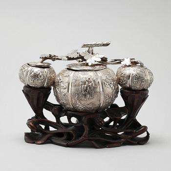 SKÅLAR MED LOCK, låghaltigt silver, Kina, 1900-talets första hälft.