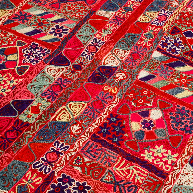 Vävnad med broderier, semiantik/old, träsknomader, Irak, ca 235 x 146 cm.