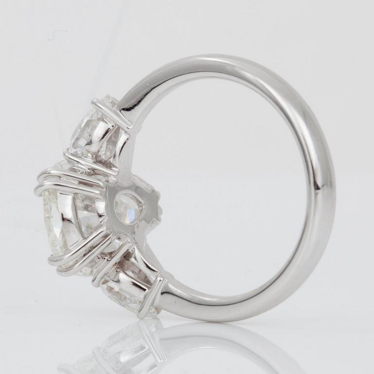 A pear-shaped diamond, 4.60 cts G/VS2 according HRD certificate, ring.