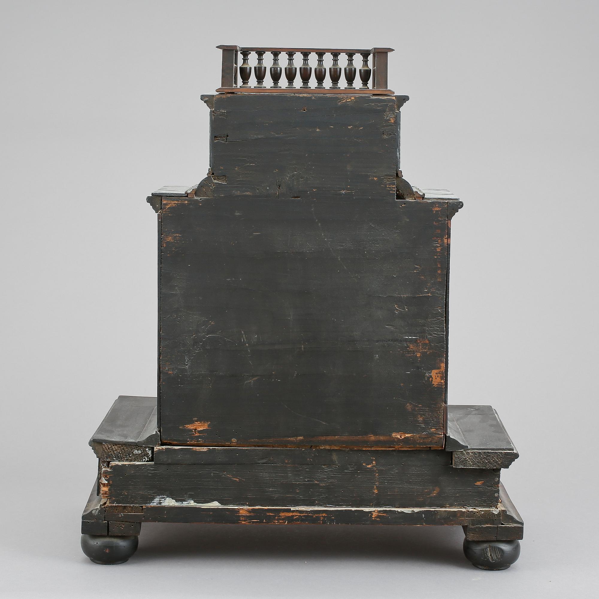 KABINETTSKÅP, barockstil, 1800-tal med äldre delar.