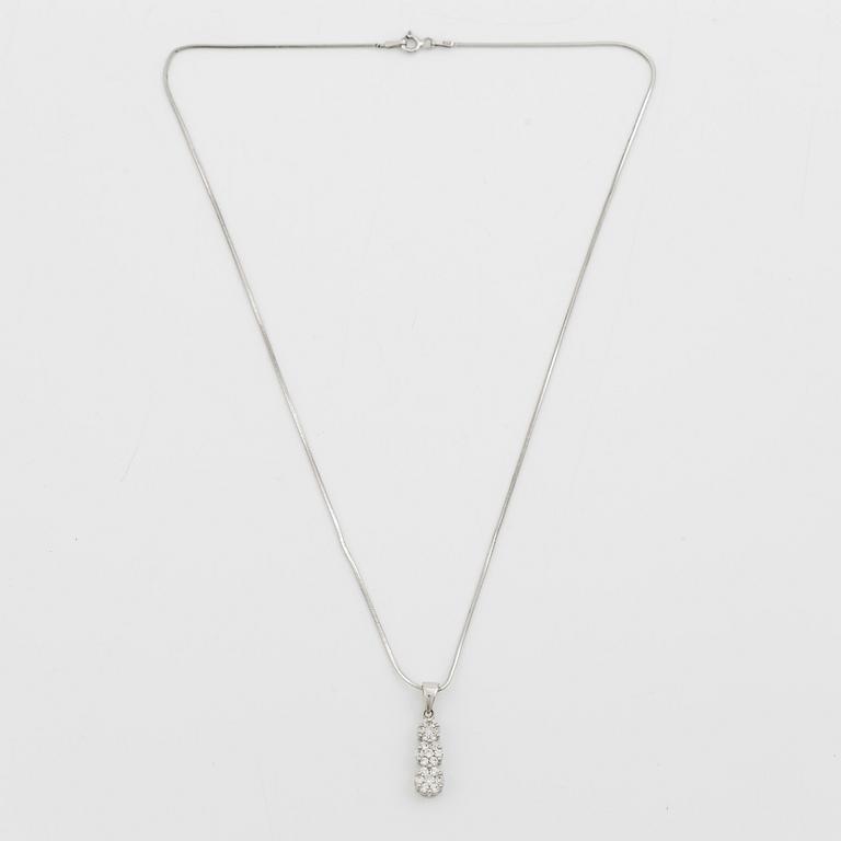 Pendant in 18K white gold set with round brilliant-cut diamonds, with a silver chain.