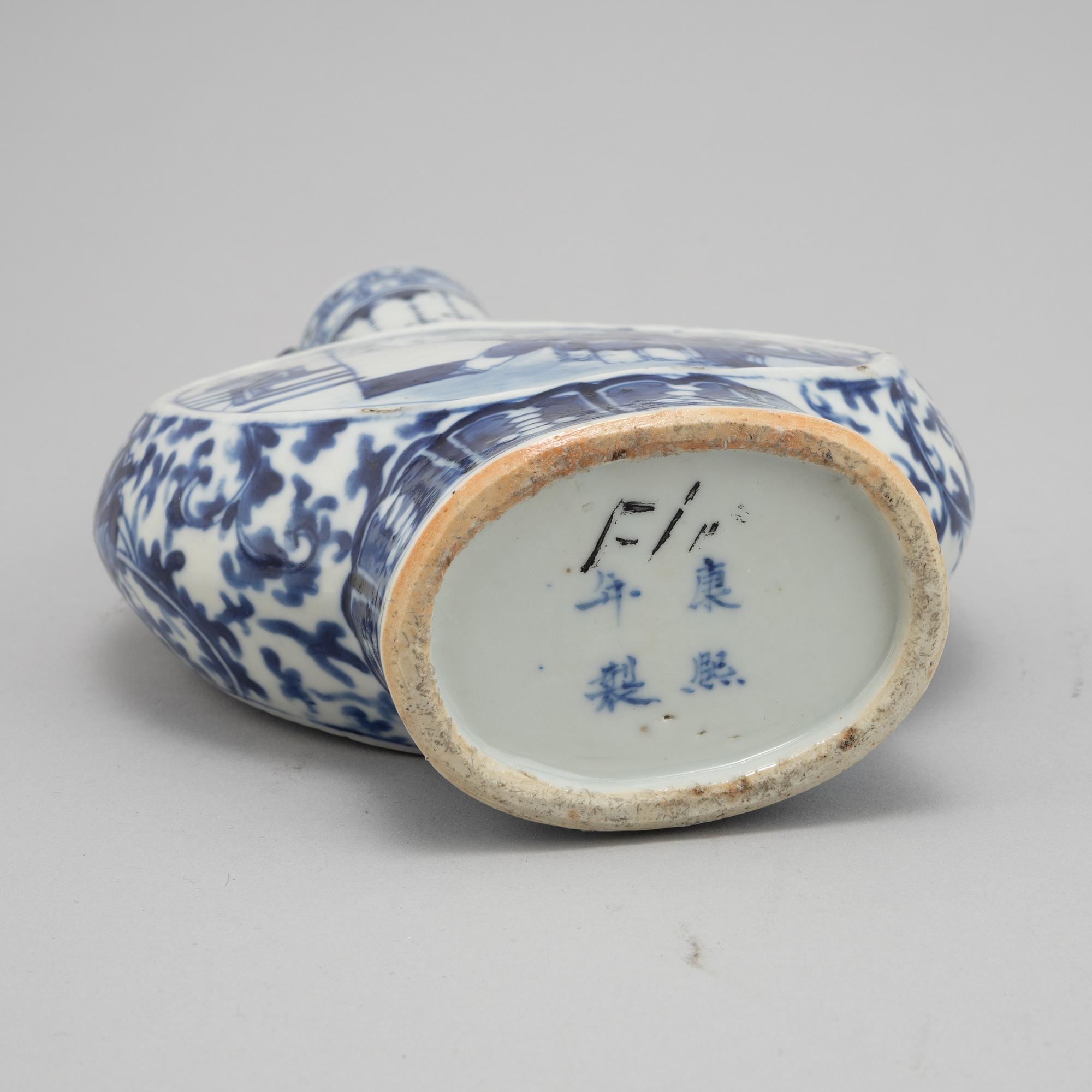 Pilgrimsflaska, porslin. Qingdynastin, 1800-tal.