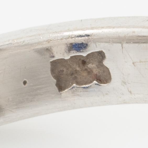 Ring 14K vitguld med navetteslipade safirer, rubiner och briljantslipade diamanter.