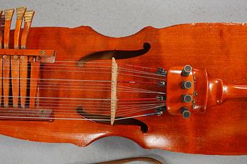 NYCKELHARPA samt STRÅKE, 1900-tal.