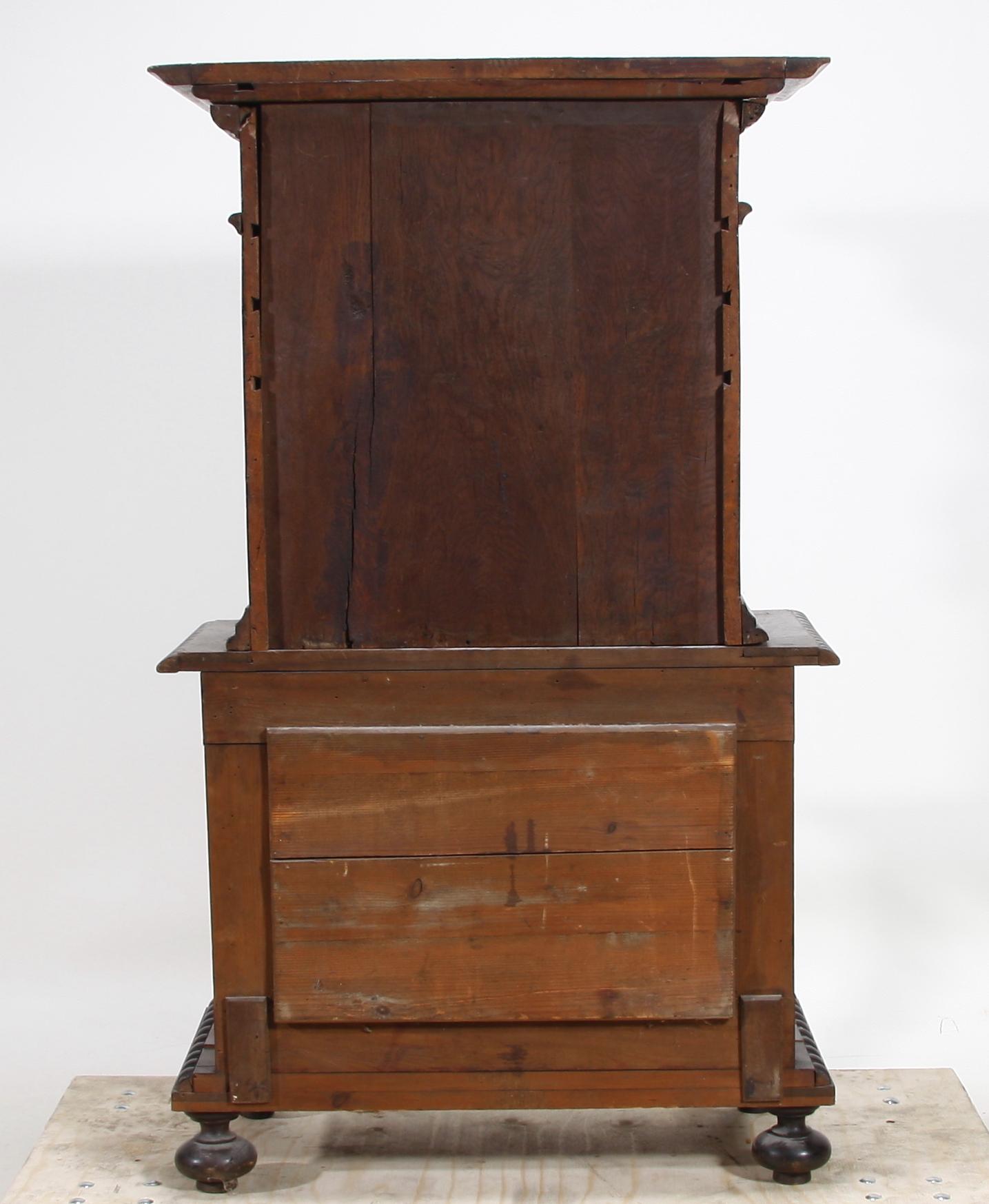 SKÅP PÅ BENSTÄLLNING, renässansstil, sent 1800-tal.