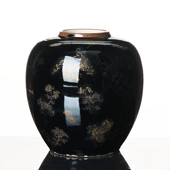 A pair of mirror black vases, Qing dynasty, 19th Century.