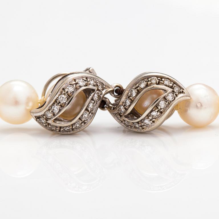 A pearl collier with cultured pearls and an 18K white gold clasp with diamonds ca. 0.42 ct in total.