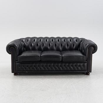 A leather upholstered Chesterfield sofa from Winchester furniture, end of the 20th Century.