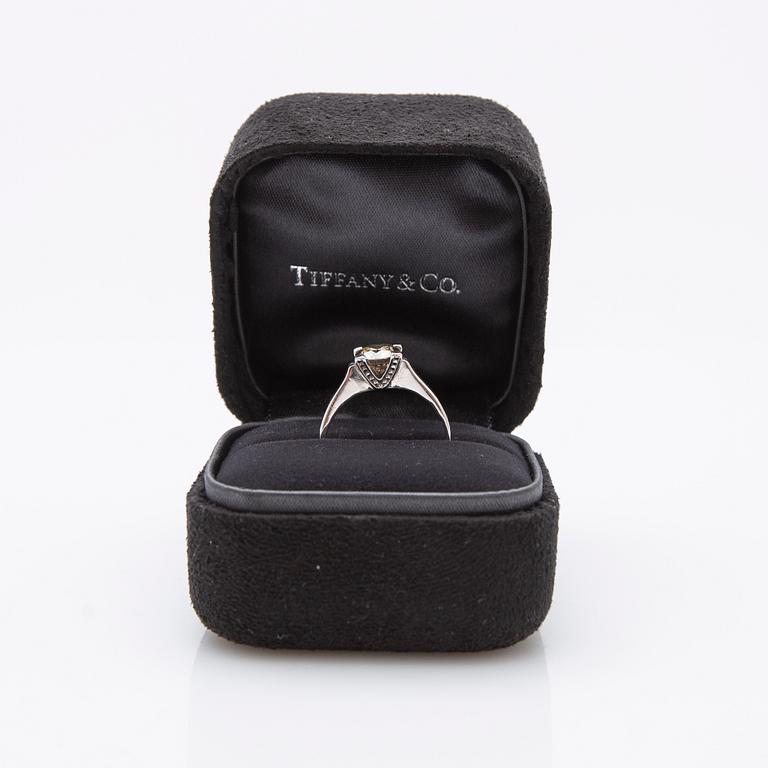 Ring, 18K vitguld med briljantslipad diamant.