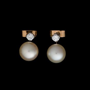 A PAIR OF EARRINGS, cultured pearls, brilliant cut diamonds, 18K gold and white gold. A. Tillander 1959.