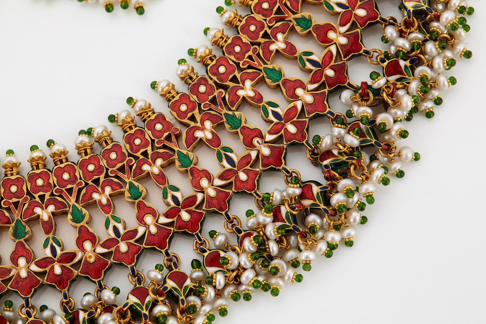An Indian demi parure comprising a necklace and a pair of earrings.