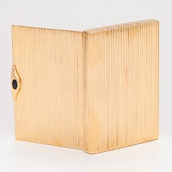 Savukerasia, 18K kultaa ja synteettinen cabochon-hiottu safiiri. Tuontileimattu Wilhelm Pettersson, Turku 1961.