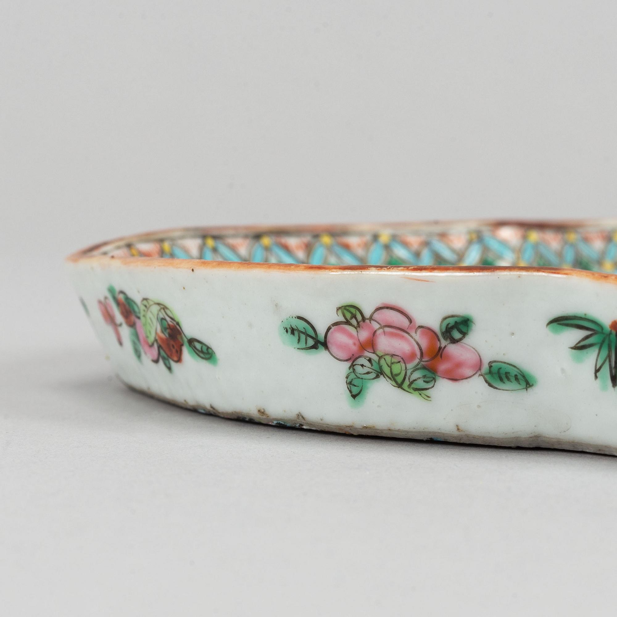 A famille rose tray, Qing dynasty, 19th Century.