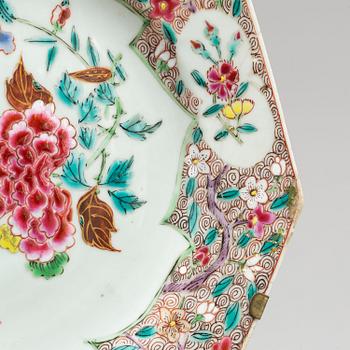 A pair of famille rose export porcelain plates, Qing dynasty, Qianlong (1736-95).