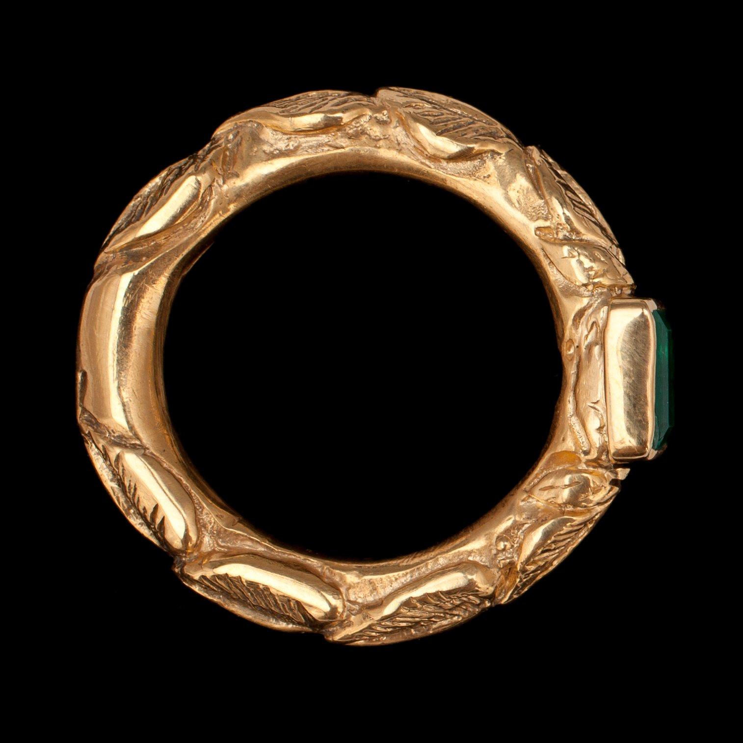 RING, guld med kistfattad smaragd.