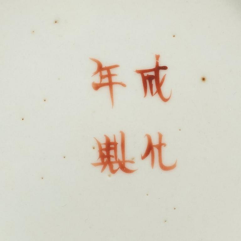 FAT, sex stycken, samt SKÅLFAT, 10 stycken, porslin. Sen Qing dynasti (1644-1912), Chenghuas fyra karaktärers märke.