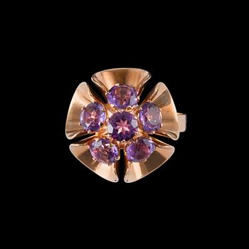 326. Elis Kauppi, A RING, gold 14K with amethysts, Kupittaan Kulta 1973. Weight 6 g.