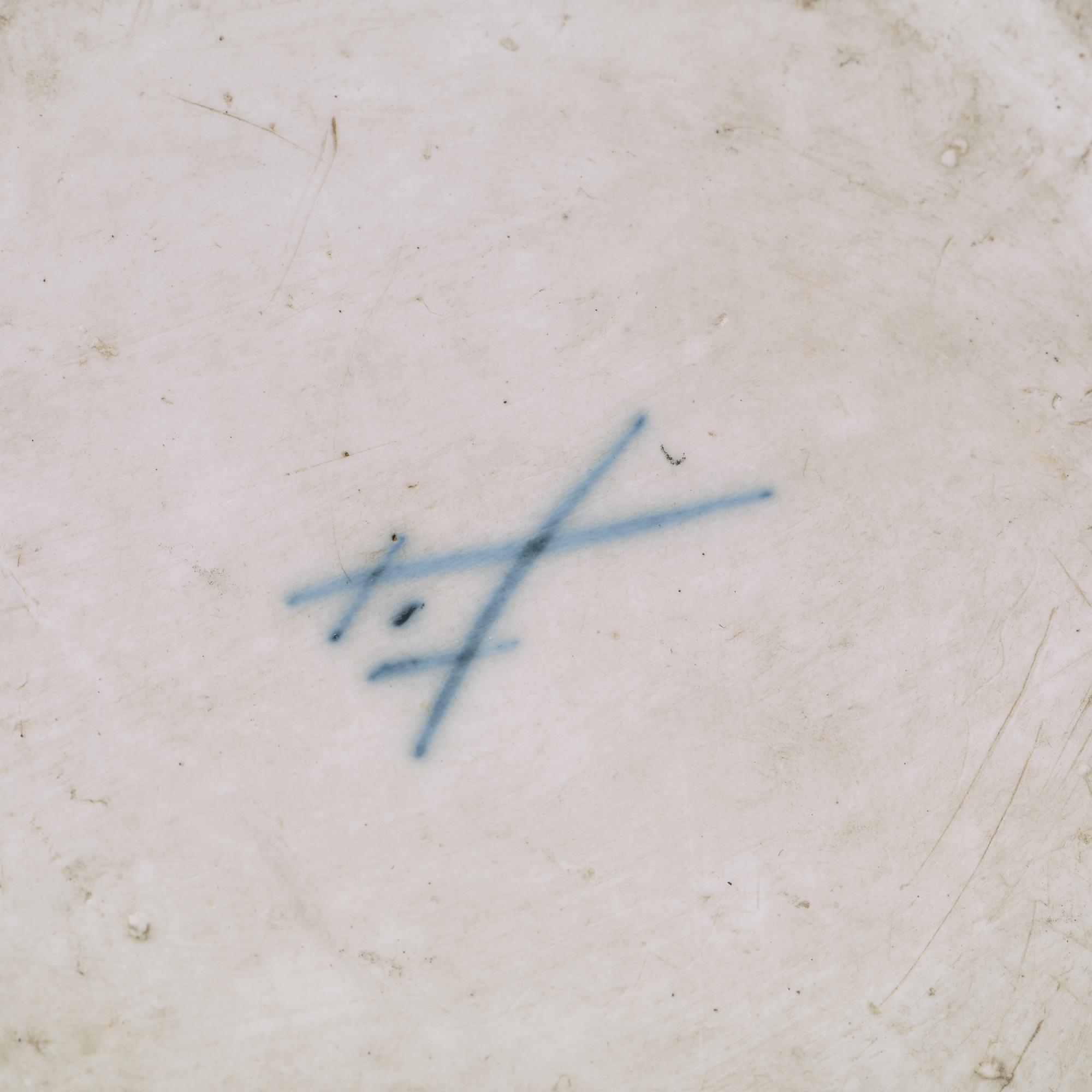 A Meissen chocholat pot with cover, 18th Century.