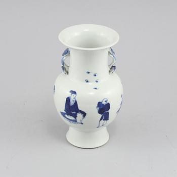 HÄNKELVAS, porslin, Kina, Kangxistil, 1900-tal/2000-tal.