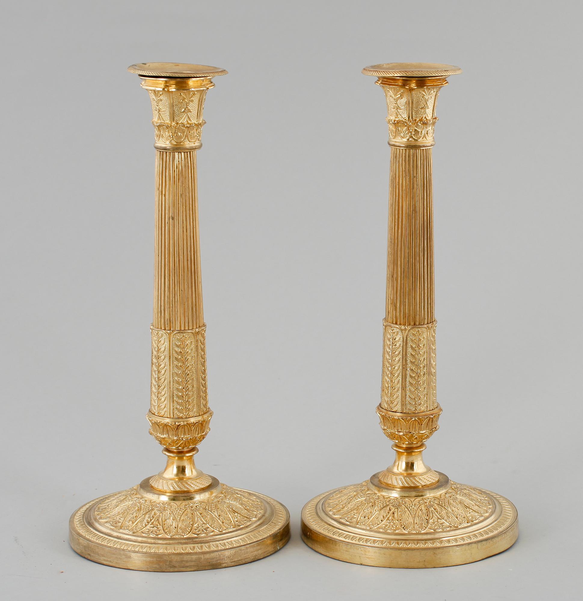 LJUSSTAKAR, 1 par, förgylld brons, empirestil, 1800-/1900-tal.