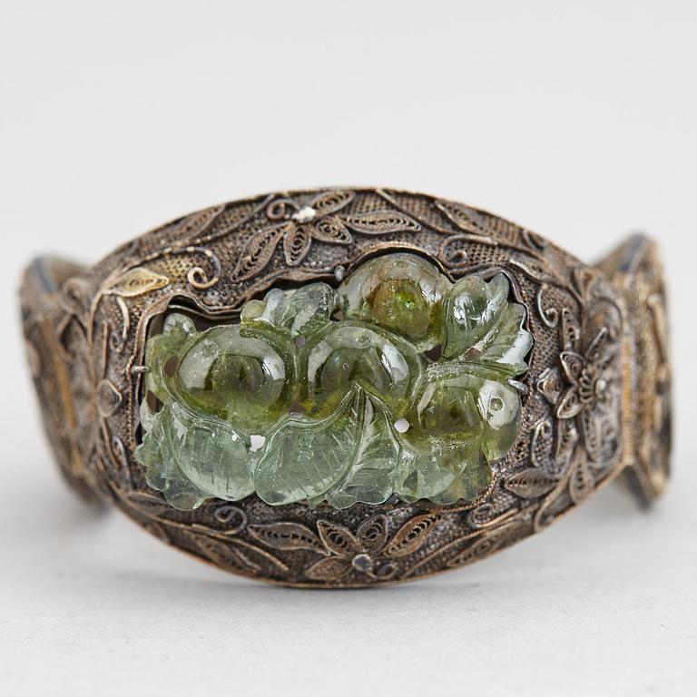 A Chinese silver filigree bracelet with inlays stone, early 20th century.