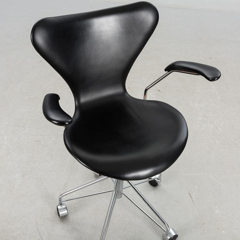ARNE JACOBSEN, skrivbordsstol, "Swivel Chair", modell 3217, 1900-talets senare del.