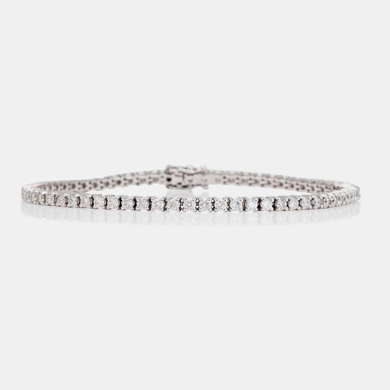 A 2.54 ct brilliant-cut diamond bracelet.