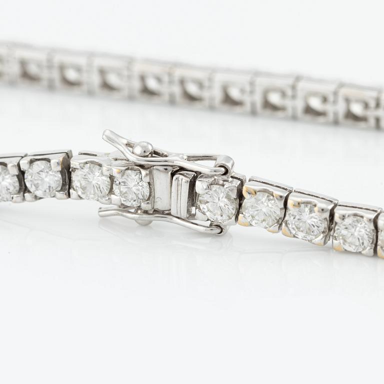 Tennisarmband, vitguld med briljantslipade diamanter, totalt ca 4,80 ct.