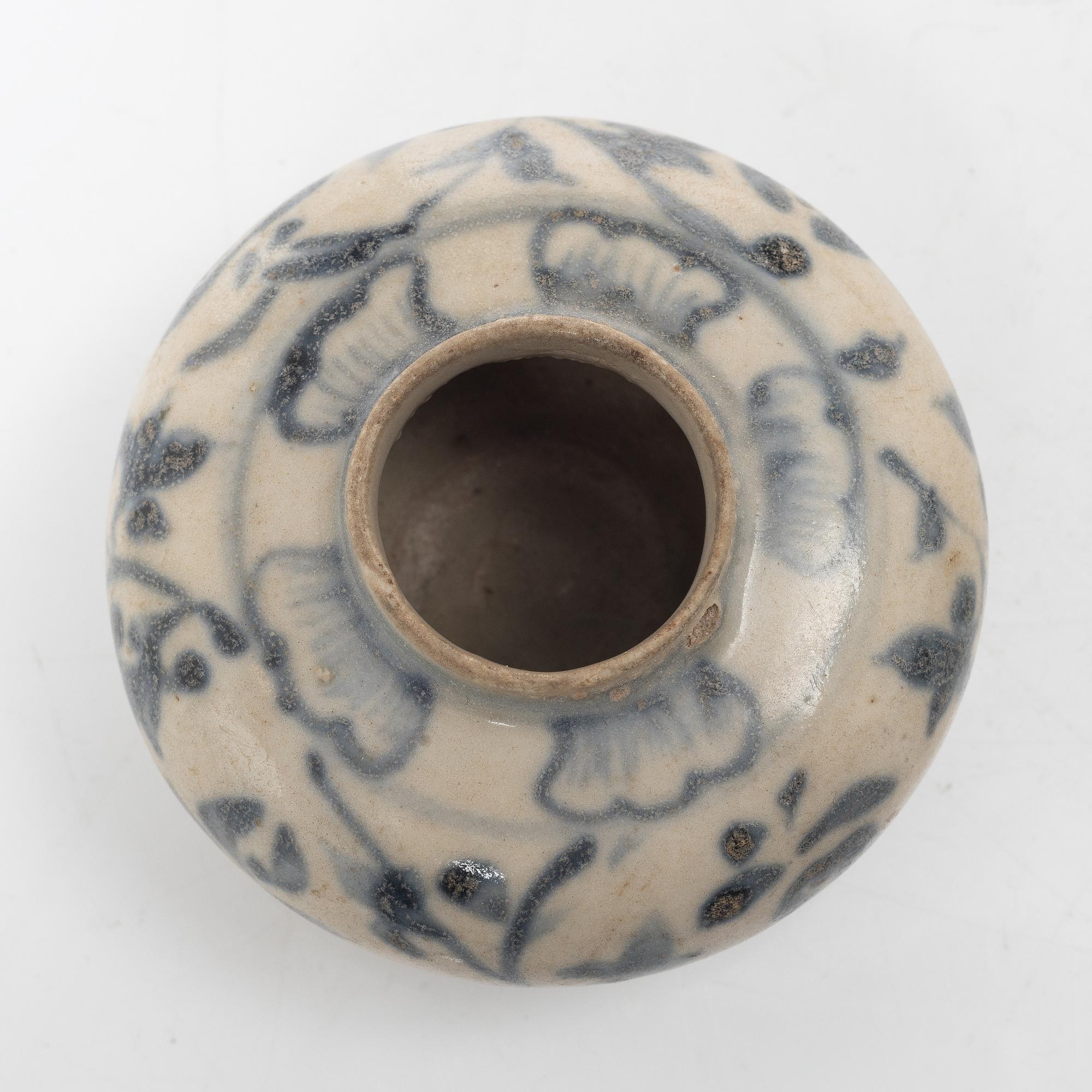A Chinese blue and white porcelan bowl and a small vase, Ming dynasty (1368-1644).