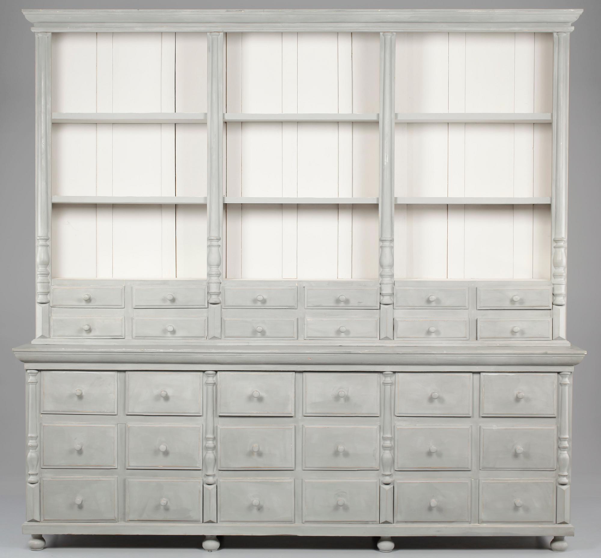 KÖPMANSDISK MED ÖVERSKÅP, 1800/1900-tal.