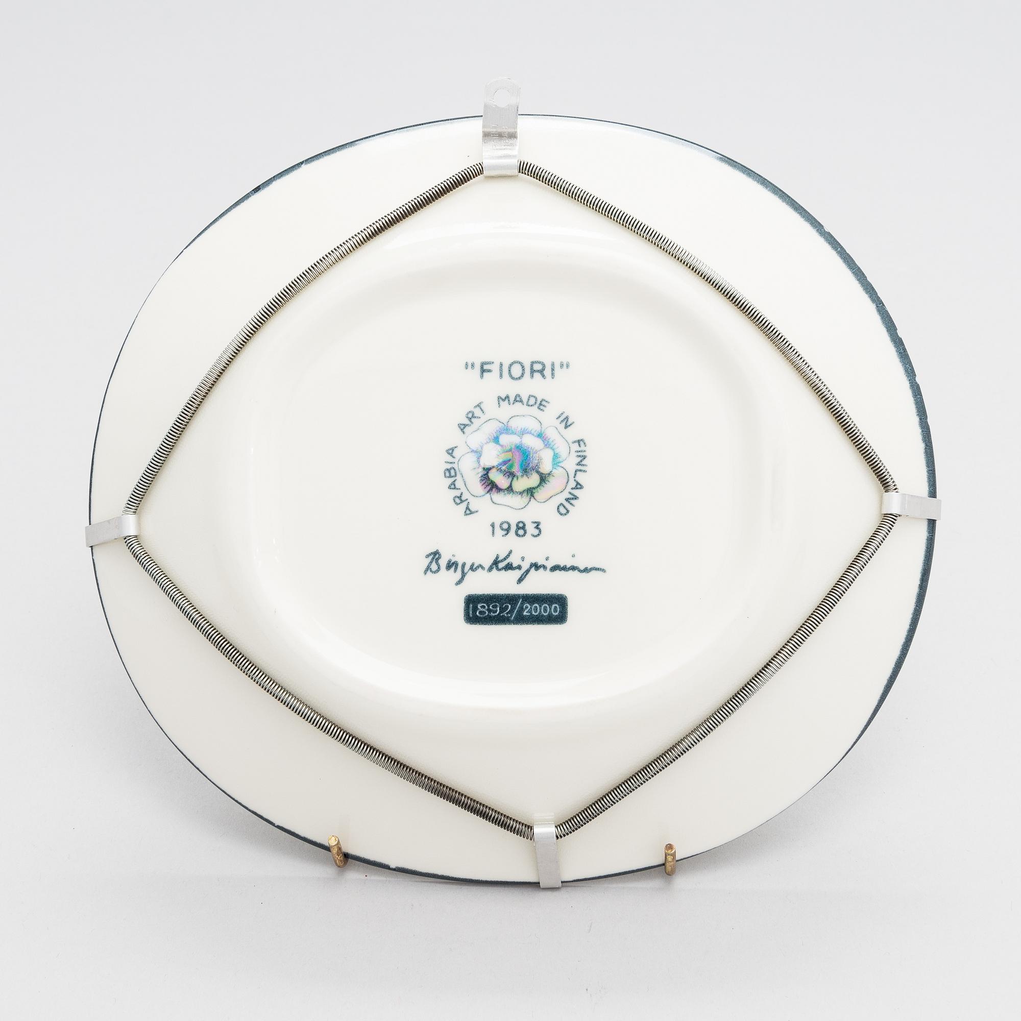 Birger Kaipiainen,  A ceramic Fiori dish, marked "Birger Kaipiainen, Arabia art made in Finland 1983", nr 1892/2000.