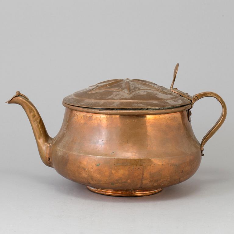 A LARGE COPPER KETTLE, 18th/19th century.