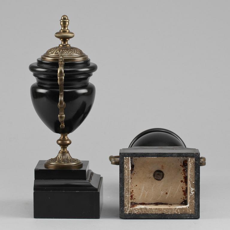 PRYDNADSURNOR, ett par. Omkring sekelskiftet 1900.