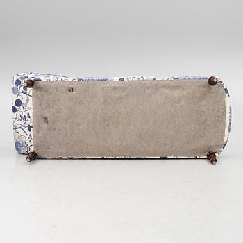 A chaise longue, circa 1900.