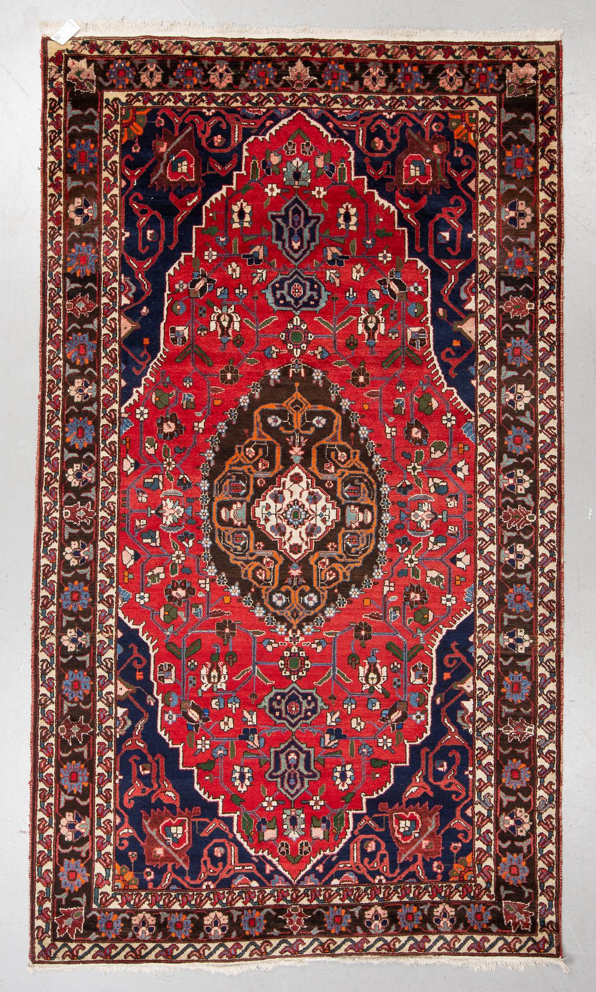 Matto, semi-antique/Old Bakthiari, ca 305 x 175 cm.