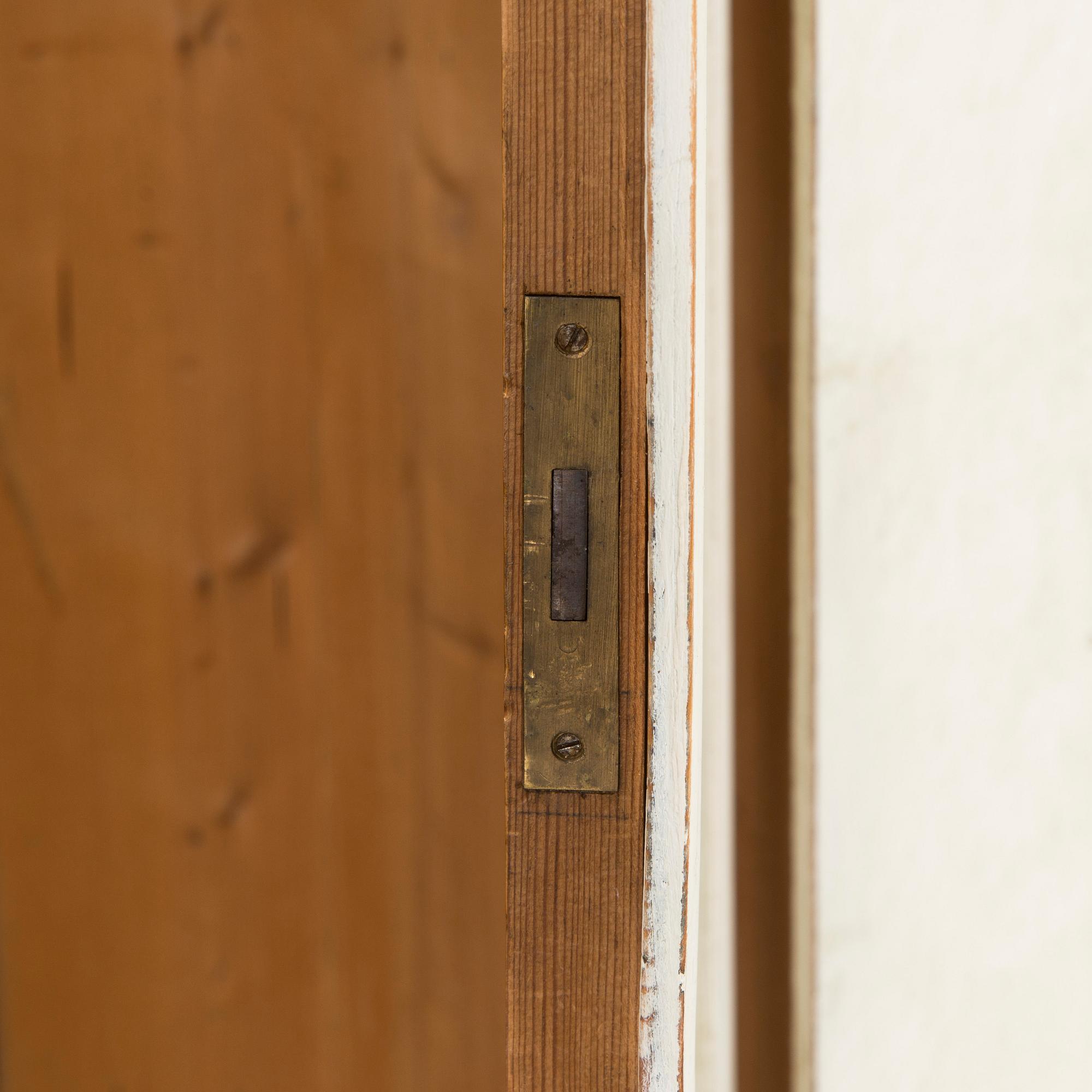 Klädskåp, 1900-tales första hälft.